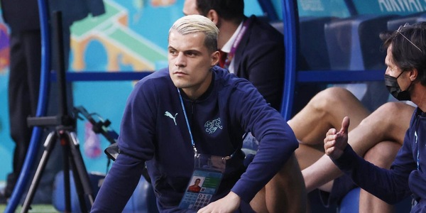 Xhaka positivo al Covid. Non era vaccinato: "Una sua scelta"