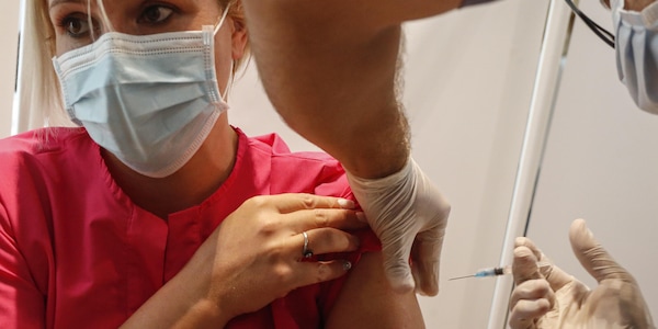 Vaccini in Gran Bretagna, dubbi su bambini e terza dose