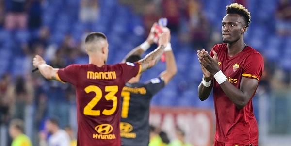 Abraham pazzo di Roma: “Bravi ragazzi, prima vittoria. Tifosi? Sostegno incredibile”