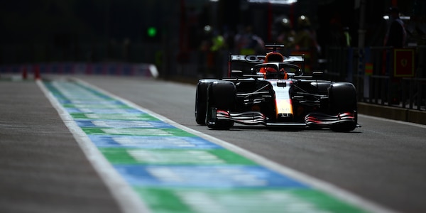 F1, Gp Belgio: Verstappen davanti nelle seconde libere. Ferrari indietro, Leclerc a muro