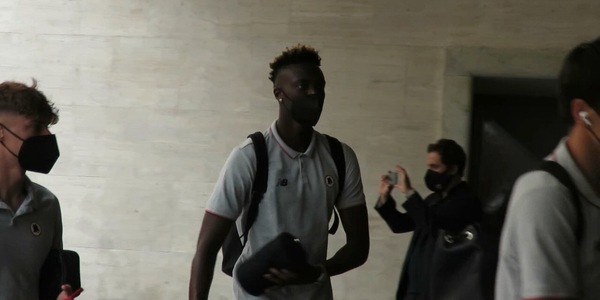 La Roma in partenza per Salerno: selfie per Mourinho e Abraham VIDEO
