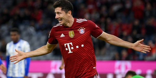 Schick-gol nel poker del Bayer. Tripletta di Lewandowski all'Hertha