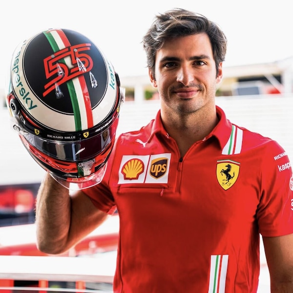 Sainz, il nuovo casco per il GP d'Italia è dedicato a Schumacher