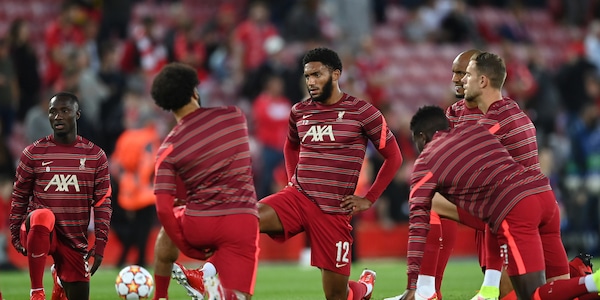 Champions League, Liverpool e Milan si inginocchiano prima della partita