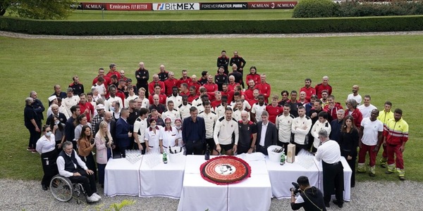 Il Milan festeggia Ibrahimovic: "Il mondo gira attorno a lui"