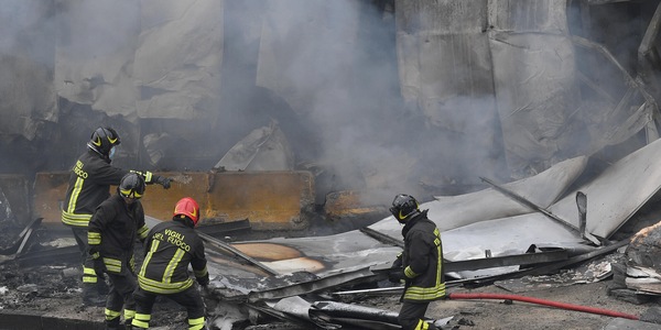 Tragedia a Milano, aereo con 8 persone precipita su un palazzo VIDEO