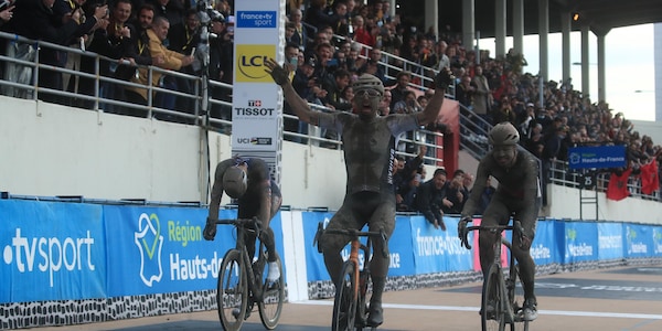 Parigi-Roubaix, trionfo italiano con Colbrelli: non accadeva da 22 anni