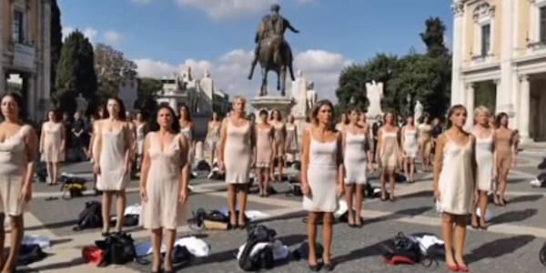Clamoroso in Campidoglio: le ex hostess di Alitalia si spogliano