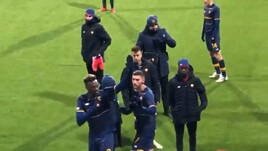 Bodo-Roma, giocatori sotto il settore ospiti. I tifosi furiosi rifiutano la maglia