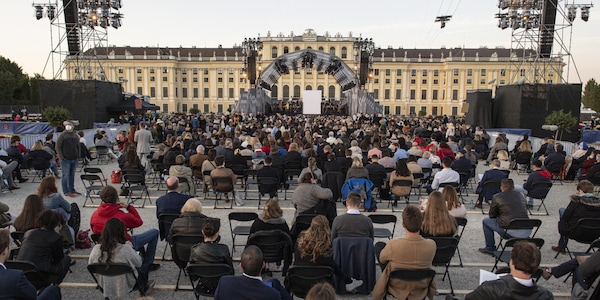 Clamoroso in Austria: "lockdown" obbligatorio ai non vaccinati