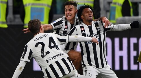 La Fiorentina non resiste in dieci: magia di Cuadrado, la Juve ride