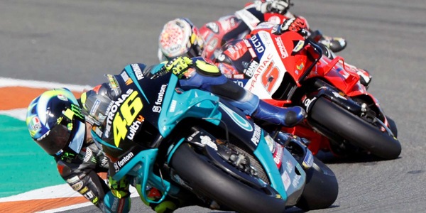 MotoGp, Rossi chiude la carriera con un 10° posto: grande festa a Valencia