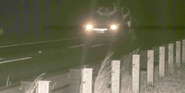 A 120 km/h con un uomo sul cofano: foto shock dall'Australia!