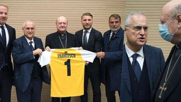Lazio in Vaticano: Immobile con la maglia per il Papa