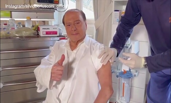 Silvio Berlusconi riceve la terza di dose del vaccino