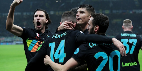 L'Inter ferma il Napoli: Lautaro decisivo, magia di Mertens