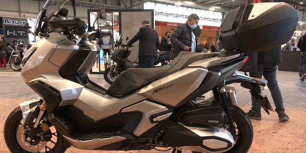 Honda ADV350: il maxi scooter oltre i confini della città