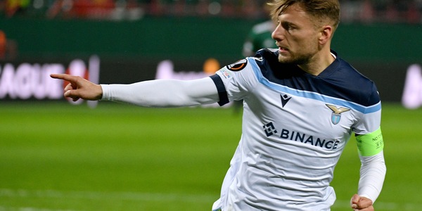 Immobile provocato dal portiere: segna il rigore e gli risponde