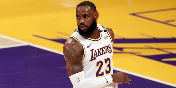 Guai per LeBron James: multato per "gesto osceno"