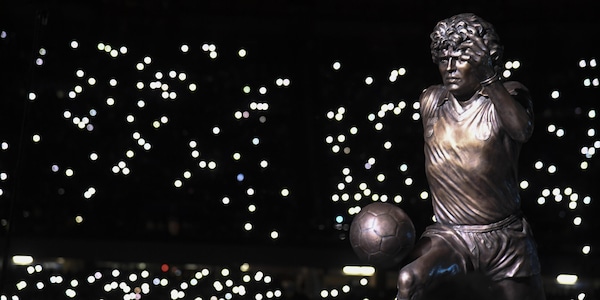 Spettacolo a Napoli, grandi emozioni per l'omaggio a Maradona