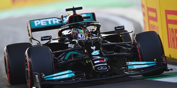 F1, prove libere 1 Gp Arabia Saudita: Hamilton davanti a Verstappen, Sainz 6°