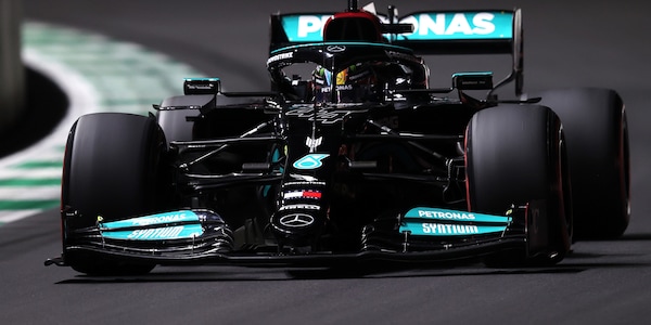 F1, prove libere 2 Gp Arabia Saudita: Hamilton davanti. Leclerc a muro nel finale