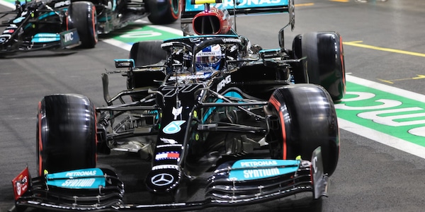 F1 Gp Arabia Saudita: Hamilton in pole, Verstappen a muro ma è 3°. Ferrari in seconda fila