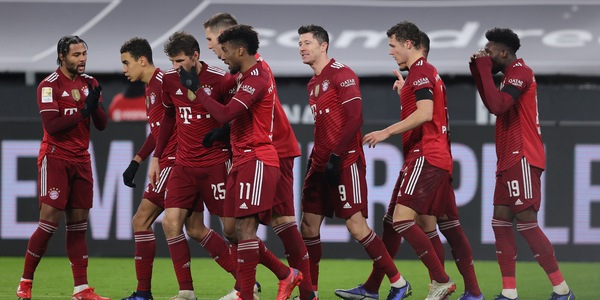 Lewandowski fa volare il Bayern: Dortmund ko. Schick, che poker