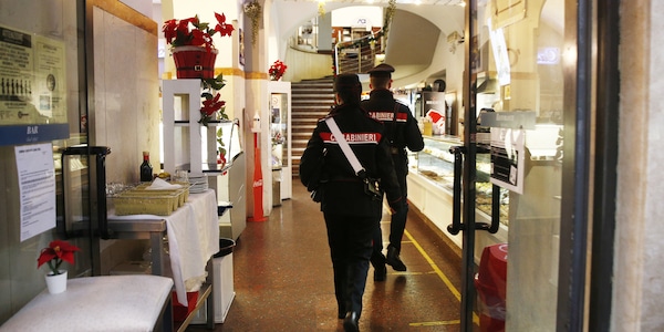 A cena con il green pass prestato: denunciati due giovani romani
