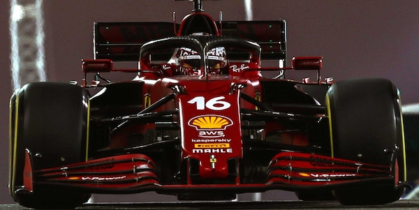 F1, Ferrari: ad Abu Dhabi caschi speciali per Leclerc e Sainz