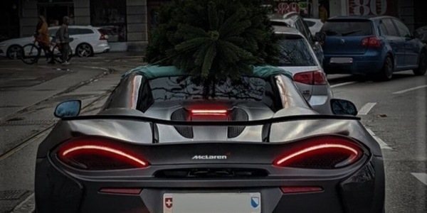 A Zurigo spunta una McLaren "impacchettata" per... trasportare l'albero di Natale!
