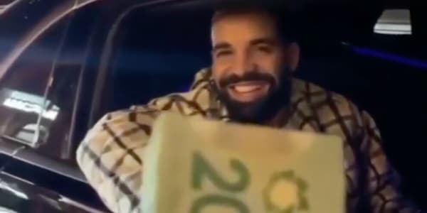 Il rapper Drake diventa Babbo Natale: dalla sua auto distribuisce banconote