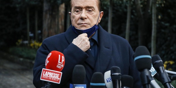 Berlusconi torna a San Siro, i tifosi del Milan lo acclamano e lui ringrazia