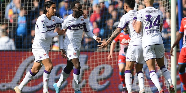 Napoli battuto, tris della Fiorentina: non bastano Mertens e Osimhen