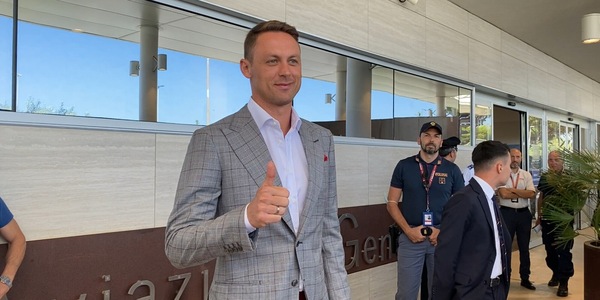 Roma, Matic sbarcato a Ciampino VIDEO Selfie con i tifosi e visite