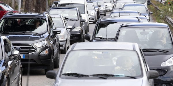 Roma, maxi tamponamento sulla via Pontina: 19 auto coinvolte