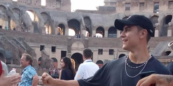 Dybala, pomeriggio di relax al Colosseo con Oriana. Ecco la reazione dei romanisti
