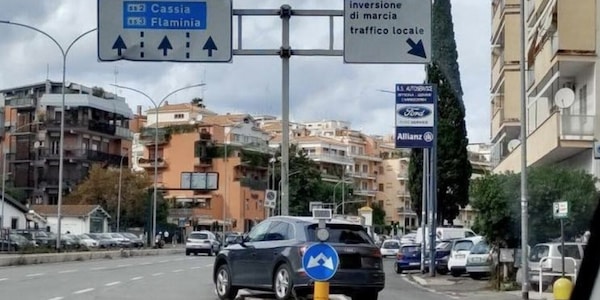 Parcheggia la macchina a Roma in mezzo a Corso Francia: la foto diventa virale