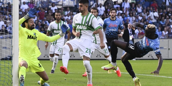 Osimhen l’elastico magico