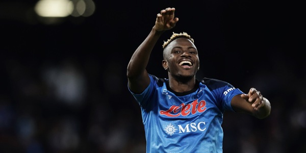 Napoli, il bel gesto di Osimhen dopo l'allenamento