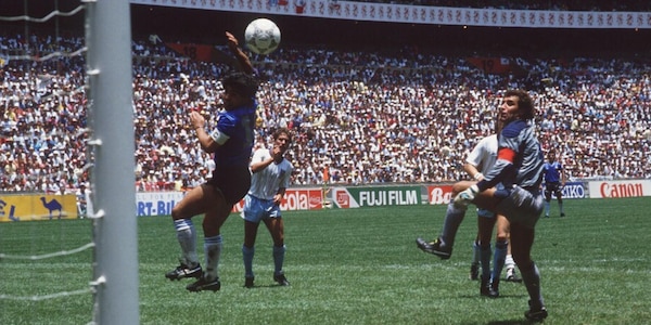Il pallone della "mano di Dio" di Maradona venduto a una cifra pazzesca!
