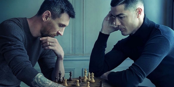 Messi e Ronaldo giocano a scacchi: la foto che fa il giro del mondo