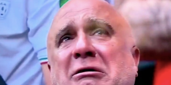 Tifoso in lacrime in tribuna durante Galles-Iran: il motivo