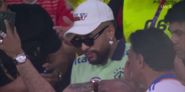 Brasile-Svizzera: sosia di Neymar in tribuna, gli chiedono foto e selfie