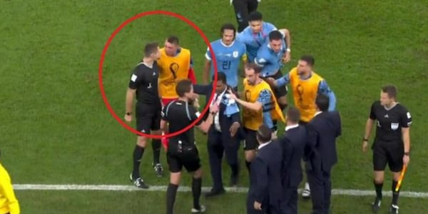 Mistero Muslera, il folle gesto dopo l'eliminazione dell'Uruguay: mani addosso all'arbitro? Il video è virale