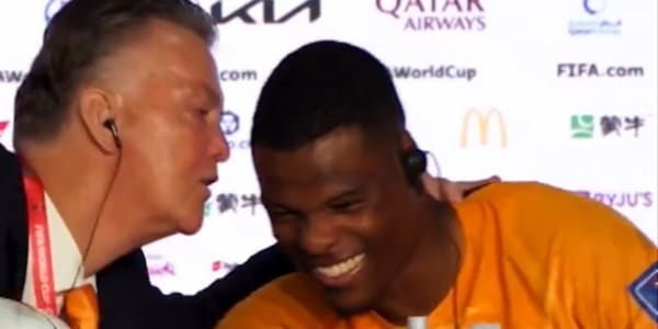 Van Gaal, bacio a sorpresa con Dumfries in conferenza stampa: il motivo