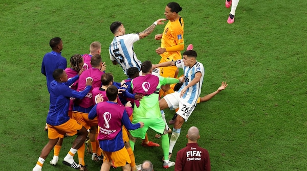 Paredes, il gesto folle che scatena la maxi rissa in Olanda-Argentina