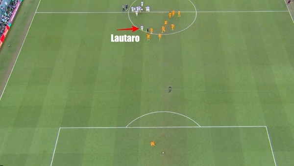 Olanda-Argentina, almeno quattro olandesi accerchiano Lautaro Martinez prima del rigore: la fotosequenza