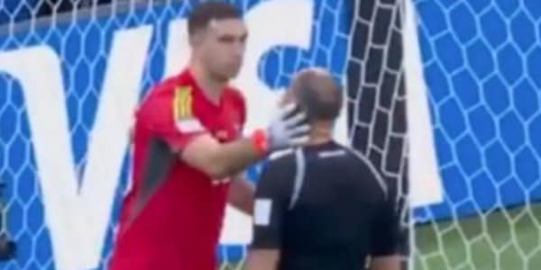 Il rito del portiere dell'Argentina prima dei rigori: sputa sui guanti e poi....