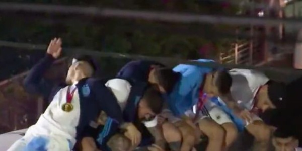 Paredes, Di Maria e Messi shock, tragedia sfiorata a Buenos Aires durante la festa per il Mondiale: un cavo gli sfiora la testa!